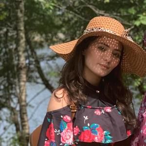 Meet your Posher, Emna